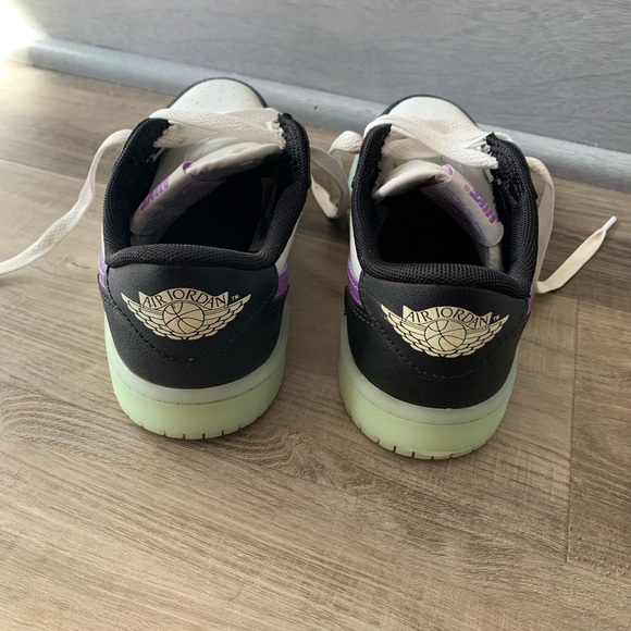 Nike Black and White Sneakers with Purple Accents - Picture 2 of 4